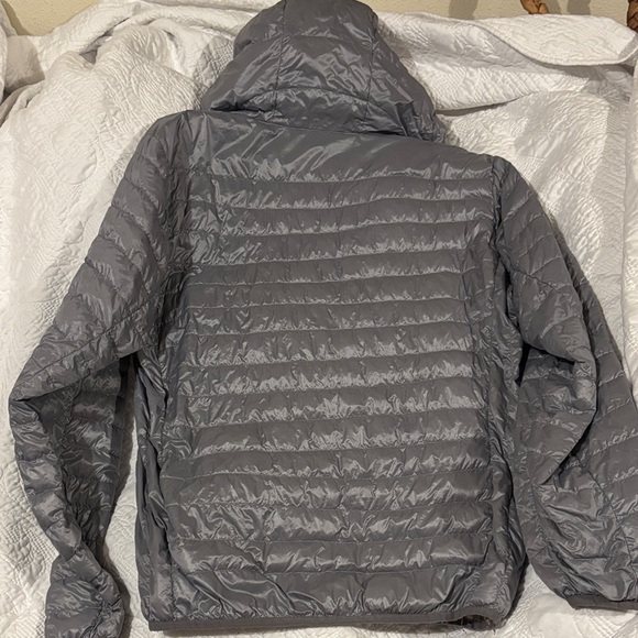 Uniqlo Ultra Light Down jacket size small silver - Picture 8 of 8